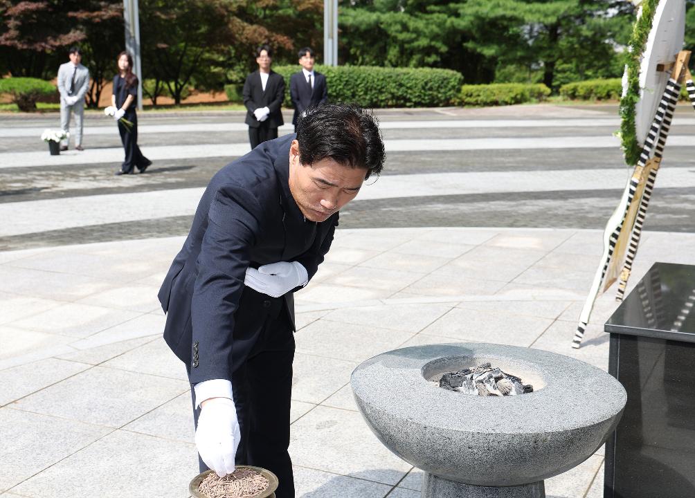 '20240705_[9대]제9대 고양특례시의회 후반기 의장단,원내대표의원,상임위원장 현충탑 참배' 게시글의 사진(6) '5.jpg'