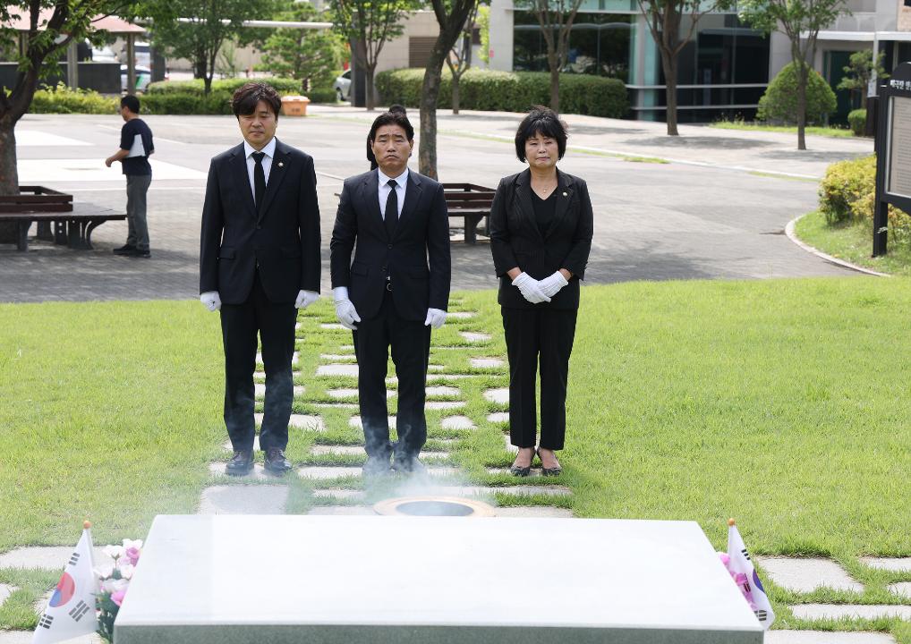 '20240705_[9대]제9대 고양특례시의회 후반기 의장단,원내대표의원,상임위원장 현충탑 참배' 게시글의 사진(24) '8.jpg'
