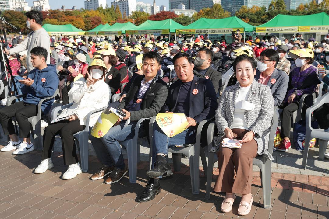 '20221019_[9대]제26회 노인의 날 기념 온기줍깅' 게시글의 사진(19) '천승아 김희섭 이철조 김수진.jpg'