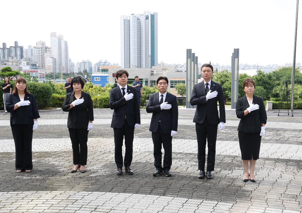 '20240705_[9대]제9대 고양특례시의회 후반기 의장단,원내대표의원,상임위원장 현충탑 참배' 게시글의 사진(3) '2.jpg'