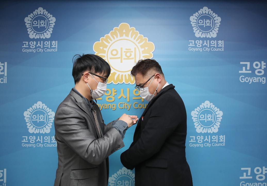 20210315_[8대]미얀마 민주화 촉구 배지 달아주기