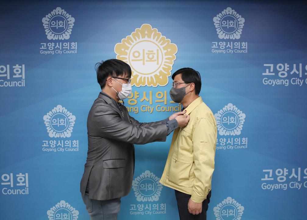 20210315_[8대]미얀마 민주화 촉구 배지 달아주기